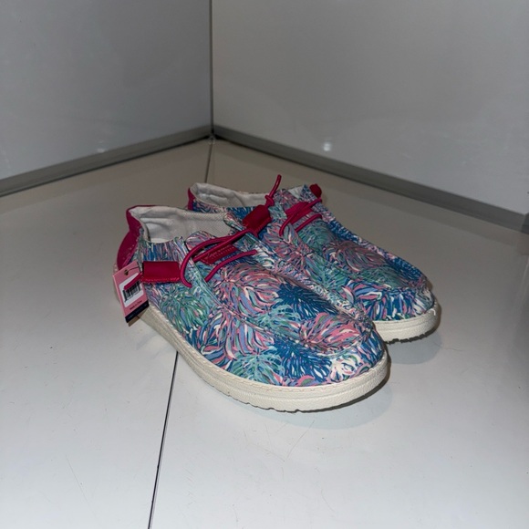 Women's Simply Southern Slip-On Size 7 Pink Blue Green Leaf Design - Picture 1 of 9